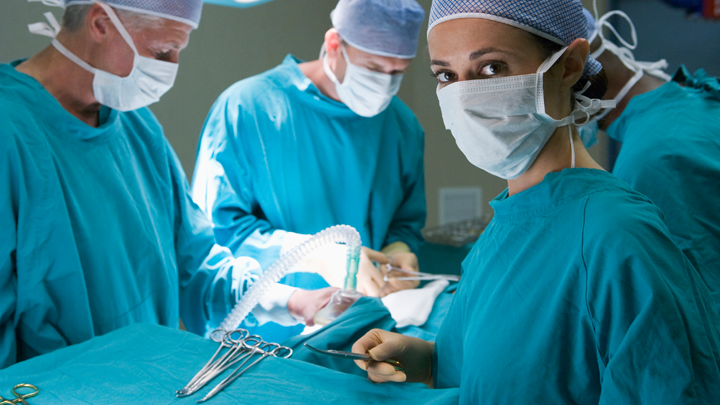 Por que os médicos usam roupa verde ou azul na sala de cirurgia?