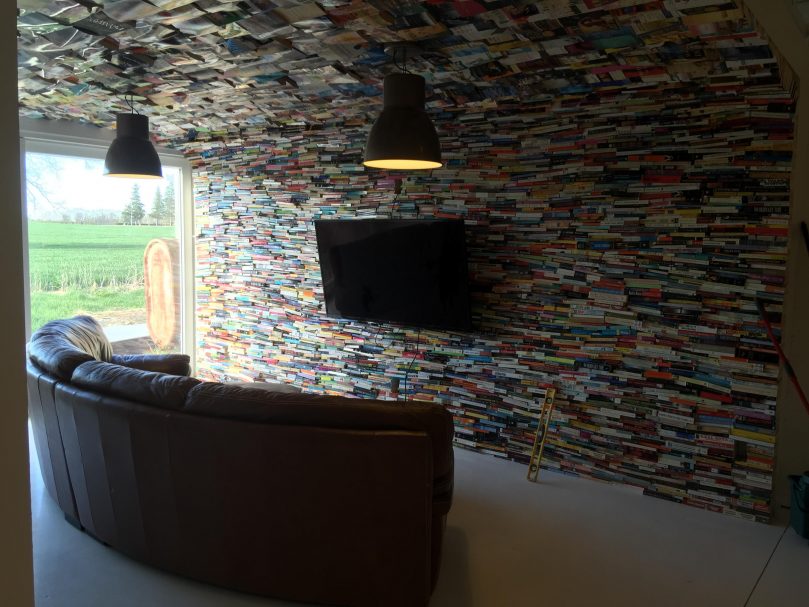 Quatro mil livros decoram sala de estar de forma inusitada e criativa