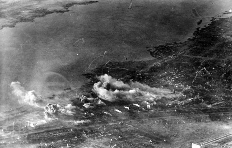 Stalingrado tomada por nuvens de fumaça e poeira