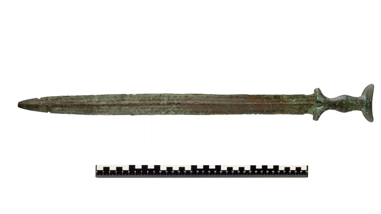 Espada de 3 mil anos é encontrada no porão de casa