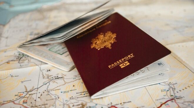passaporte sobre mapa - Brasileiros-pesquisam-suas-origens-para-buscar-antepassado-que-possa-garantir-cidadania-europeia